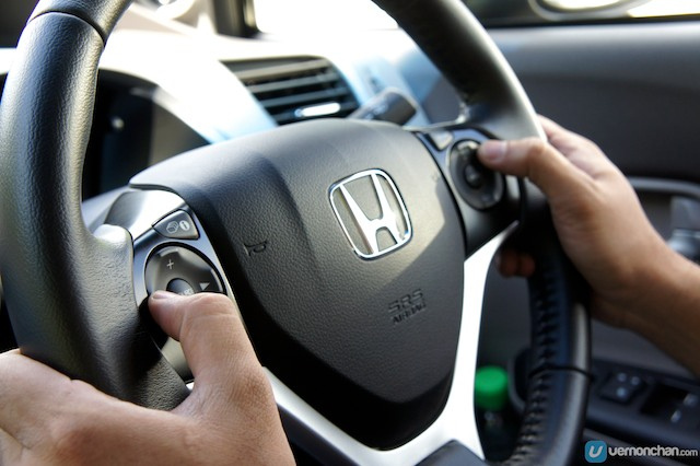 Test drive de um carro usado com mãos no volante