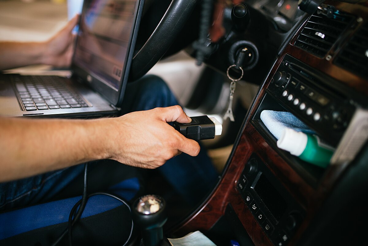 Diagnóstico eletrónico automóvel com ficha OBD2 antes da compra