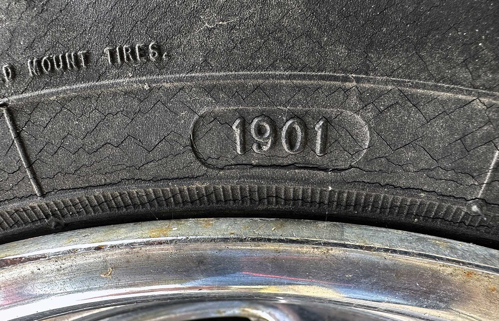 Pneu com desgaste — importante verificar antes de comprar carro usado